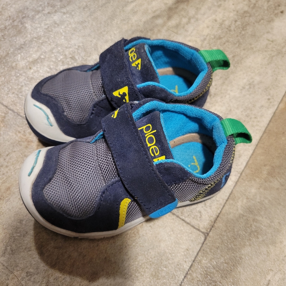 Plae Ty kids sneaker size 6c blue / green